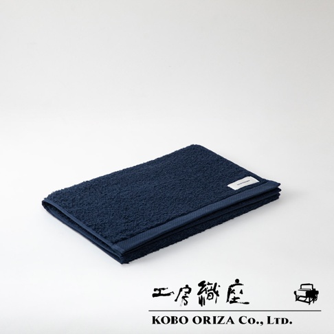 SALA 今治高密度超細纖維毛巾，深藍色，觸感柔軟，材質為超細纖維，邊緣有織帶裝飾。
