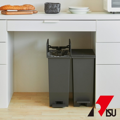 SOLOW 35L 雙桶分類垃圾桶，深灰色塑膠材質，配有腳踏板設計。