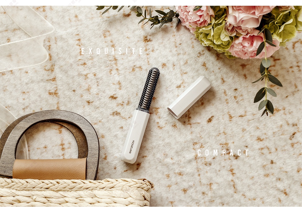 一個白色迷你瀏海梳，梳子部分為黑色，附有白色蓋子，旁邊有花朵裝飾。