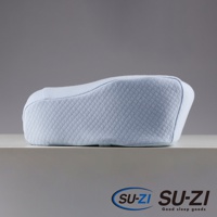 SS 快眠止鼾枕二代專用枕套，採用淺藍色菱格紋布料，觸感柔軟，枕套設計有符合人體工學的弧度，能完整包覆枕芯。