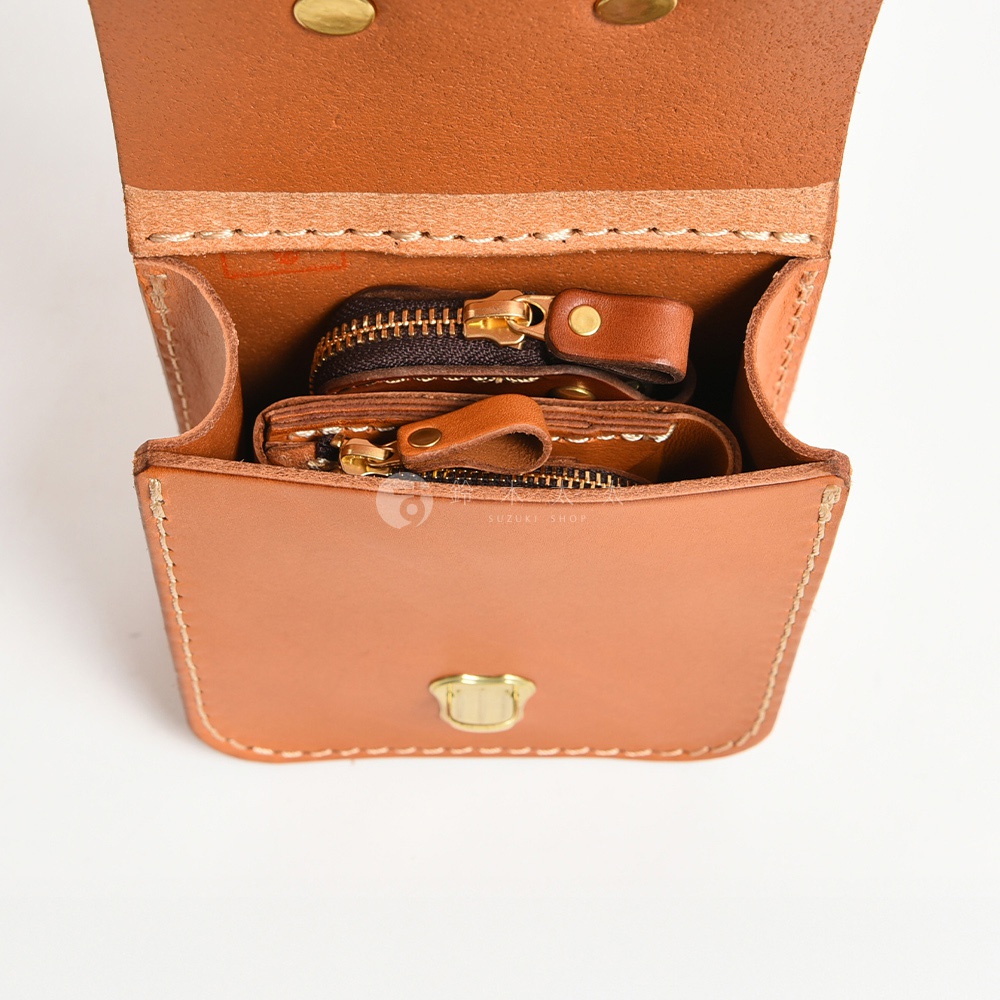 職人手作皮革經典腰袋 E-49，採用天然棕色皮革製作，附有金色拉鍊和扣環，內部空間可放置零錢包或小物。