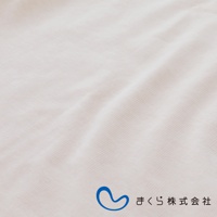 淺米色燈芯絨材質的良夢調節枕，表面有細緻的條紋和自然垂墜的皺褶，右下角有藍色曲線標誌與日文「まくら株式会社」字樣。