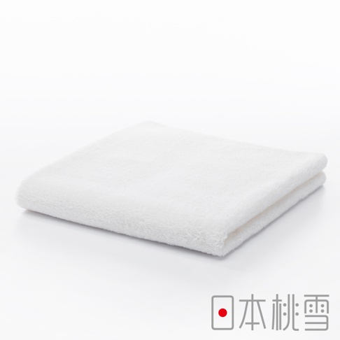 一張對折的白色居家毛巾，材質看起來柔軟蓬鬆，有著細緻的絨毛質感，毛巾邊緣整齊，背景為純白色。