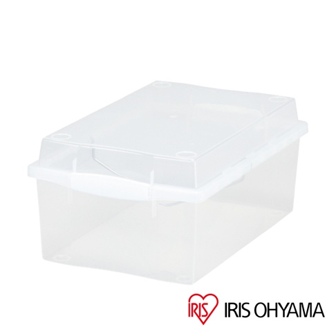 透明塑膠儲物盒，附有掀蓋式盒蓋，上面印有 IRIS OHYAMA 的 Logo
