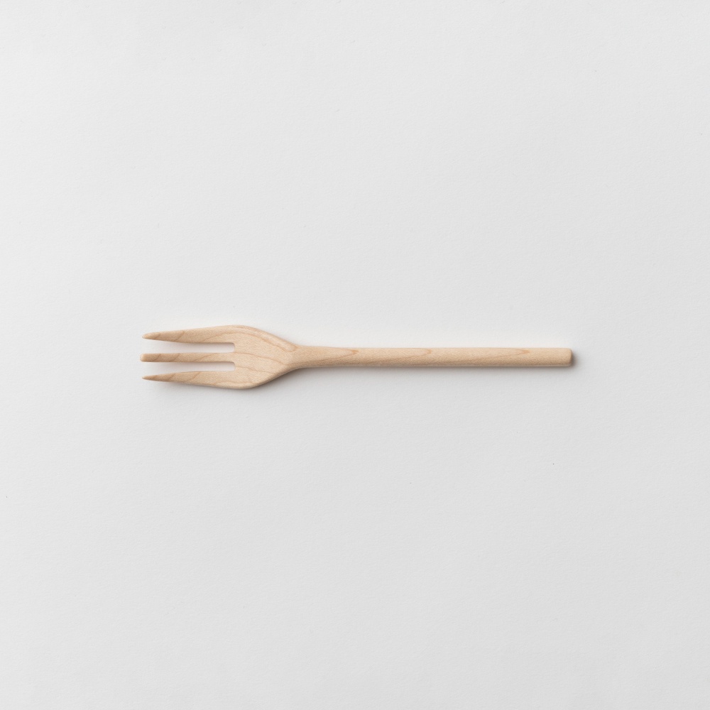 淺色楓木製點心叉，有三根叉齒，整體呈現自然木質紋理，簡約設計，平放在白色背景上。
