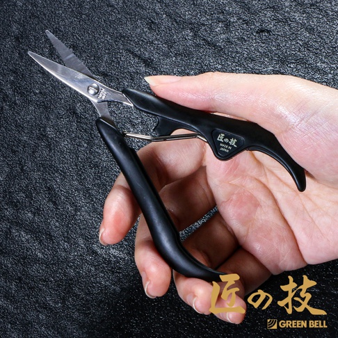 一只手持握著一把不鏽鋼指甲剪，指甲剪擁有黑色防滑握柄，刀刃為銀色不鏽鋼材質。