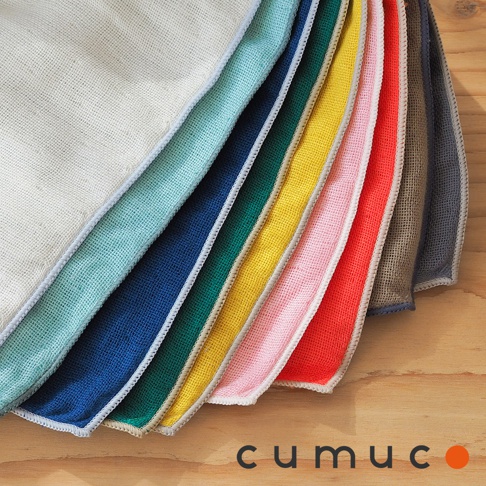 CUMUCO六層紗運動毛巾，以扇形排列展示多種顏色，包括白色、淺藍、深藍、綠色、黃色、粉紅色、紅色及灰色。毛巾材質輕透，邊緣有細緻車縫。