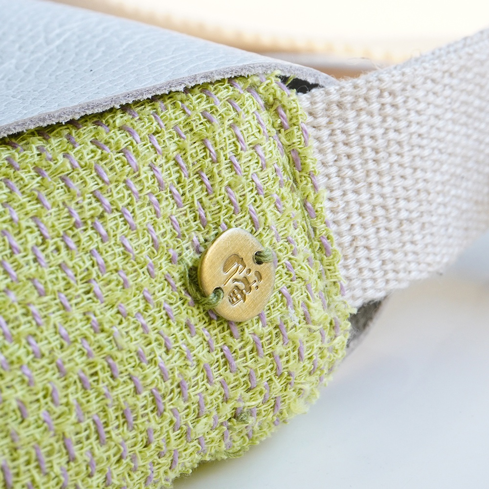 BAN INOUE 蚊帳棉裂織手提袋，淺灰色皮革與綠色裂織布拼接，點綴著金色品牌標籤