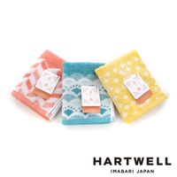 三條今治和風傳統紋樣言織毛巾，分別為珊瑚粉色、海軍藍與淡黃色，皆以棉質織成，帶有精緻的日式圖案和產品吊牌。