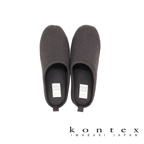 一雙深灰色棉麻材質的 MOKU 室內拖鞋，鞋墊上有「MOKU LIGHT TOWEL LINEN KONTEXT MADE IN JAPAN」字樣。