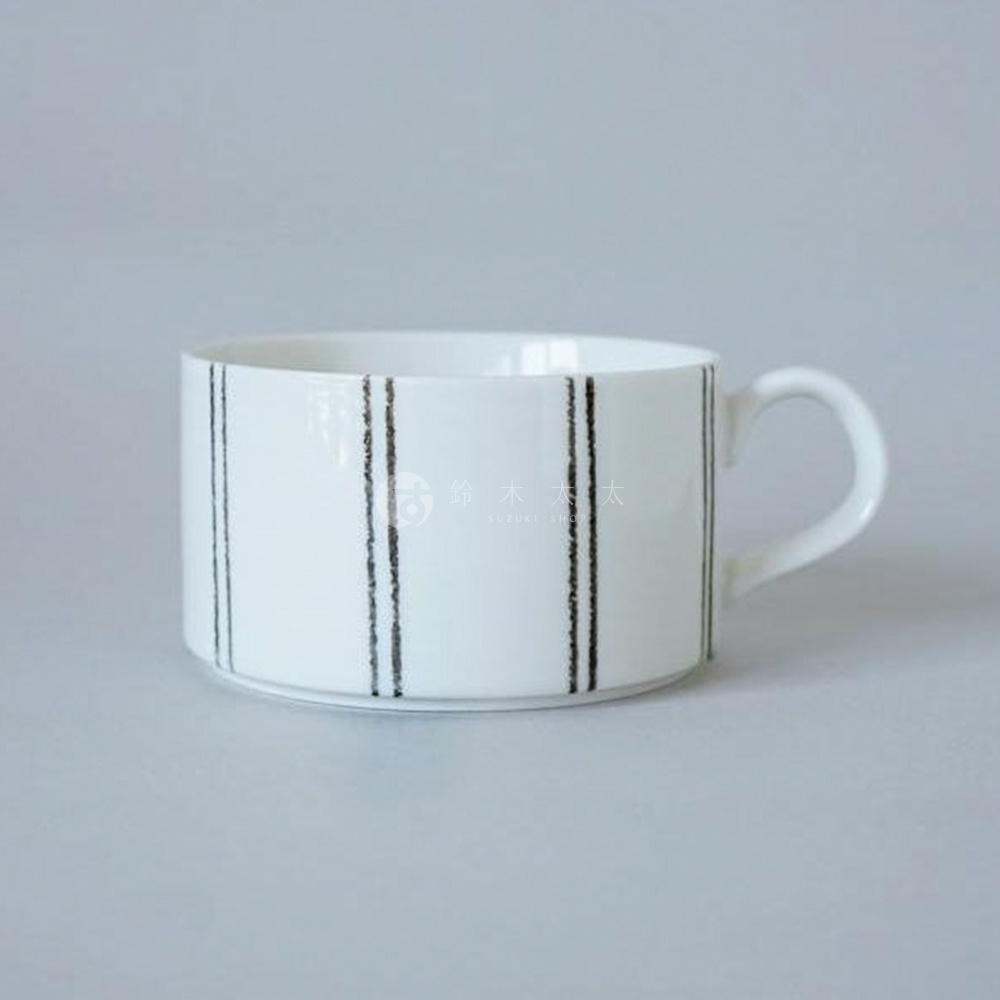 白色美濃燒手繪馬克杯，杯身飾有黑色垂直細條紋，搭配白色手把。