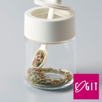 白色蓋子的一鍵伸縮量匙調味罐，透明玻璃罐身裝有混合香料，量匙懸掛在蓋子內側，部分香料散落在罐底。