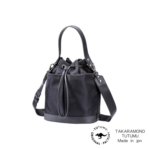 TUTUMU sacca Rich 兩用抽繩水桶包，黑色尼龍搭配皮革底座，設有手提帶和斜揹帶，並有品牌標誌和日文「Made in jpn」字樣。