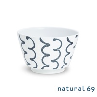 白色陶瓷丼碗，碗身外側繪有深藍色手繪波浪紋圖案，碗底有淺色底座。