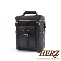 職人手作黑色皮革大型三用旅行後背包，帶有金色金屬扣件和拉鍊，正面有翻蓋口袋和可調節肩帶。