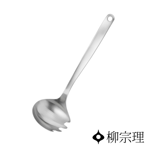不鏽鋼叉勺，銀色，帶有圓形掛孔的手柄，勺頭一側有叉齒設計。