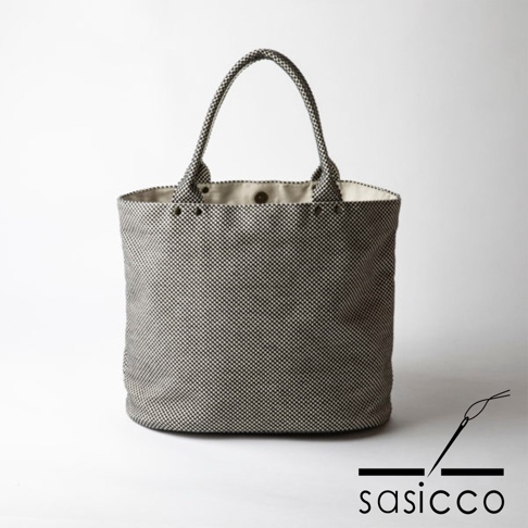 三河木綿刺子織大開口托特包，淺灰色格紋圖案，配有同色系提把，內襯為米白色。