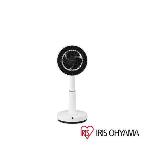 這是一台白色的 IRIS OHYAMA DC直立式空氣循環扇，採用簡約的圓形底座設計與可調節高度的直立支架，扇頭為圓形黑色格柵外罩，底座前方設有觸控操作面板，整體外觀現代俐落。