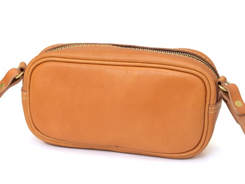 職人手作皮革隨身單肩小包 (CP-35)，採用淺棕色皮革製成，包身呈現長方形，頂部有拉鍊開合，兩側連接有皮革肩帶，並配有金色金屬配件。