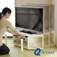 白色電視櫃，附有可滑動的置物架，櫃門打開，露出內部DVD播放器。一名女子正將置物架拉出。