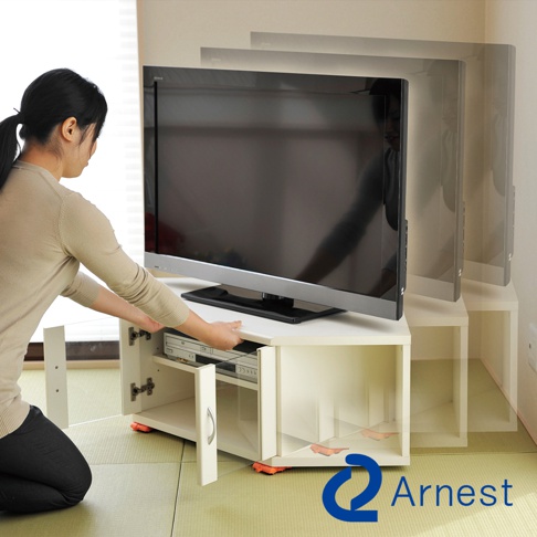 白色電視櫃，附有可滑動的置物架，櫃門打開，露出內部DVD播放器。一名女子正將置物架拉出。