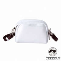 JETTER 迷你側背包 CJTH-040，白色荔枝紋皮革材質，帶有拉鍊開口和可拆卸的咖啡色織帶提把，並配有銀色金屬扣環。