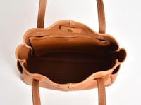 職人手作皮革直式肩背托特包，淺棕色，展示內部結構，包含一個開放式隔層和兩個內袋，皮革材質，縫線清晰。