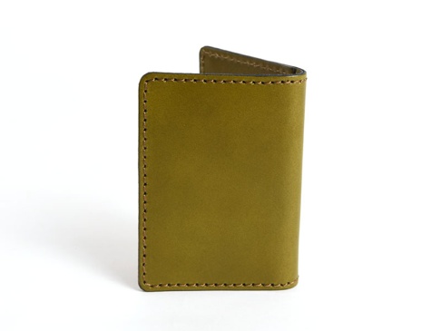橄欖綠皮革雙折票券收納夾，簡約設計，邊緣縫線整齊，材質為皮革，適合收納票券、卡片。
