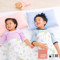 兩名兒童躺在床上，一人蓋著印有動物圖案的白色薄毯，另一人蓋著藍色枕頭。