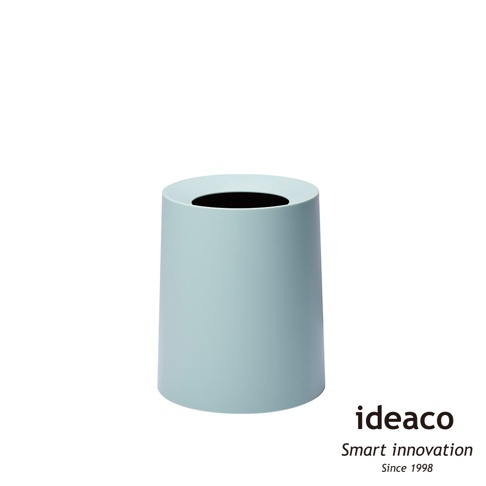 淺藍色圓形家用垃圾桶，約11.4公升容量，材質為塑膠，簡約設計，底部略寬於頂部。