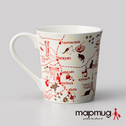 白色陶瓷馬克杯，杯身繪有紅色手繪東京地圖，標示出新宿、原宿、澀谷、六本木等地區，並點綴著散步的貓咪插畫和腳印圖案，風格簡約可愛。