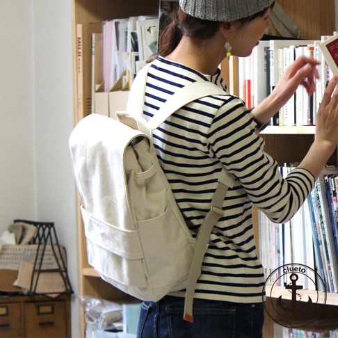 loiter高島帆布前蓋式背包，米白色，帆布材質，設計簡約，配有雙肩帶和側邊口袋。