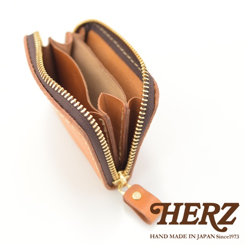 職人手作皮革高機能收納錢包，呈現自然棕色皮革，拉鍊為金色，內裡為淺棕色皮革，隔層清晰。