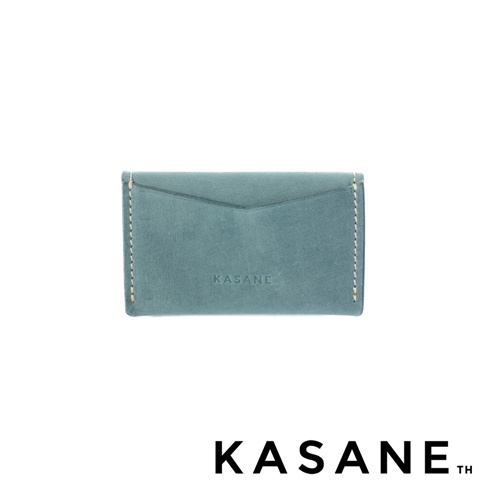 北海道KASANE 職人手作義大利Texas皮革迷你雙折短夾，藍綠色，正面有KASANE壓印字樣。