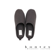 一雙深灰色棉麻材質的 MOKU 室內拖鞋，鞋墊上有「MOKU LIGHT TOWEL LINEN KONTEXT MADE IN JAPAN」字樣。