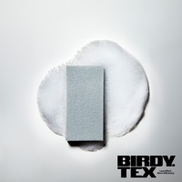 淺灰色方形海綿置於白色泡沫中，背景為白色。