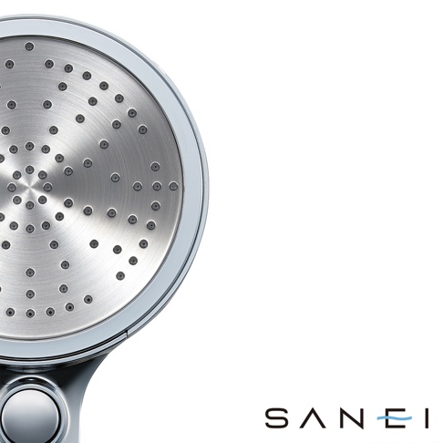 金屬質感的三榮超大花灑淋浴蓮蓬頭，特寫展示圓形細密的金屬噴頭面板，具備均勻分布的出水孔設計，下方設有圓形止水按鈕，右下角標註三榮品牌名稱，整體外觀簡約現代。
