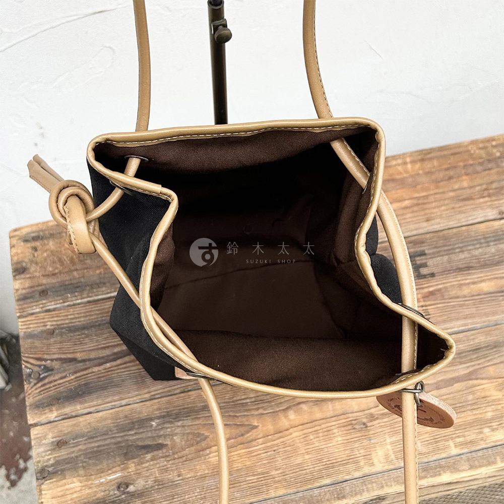 CORDURA防潑水尼龍搭配義大利皮革的束口托特包內部，印有SUZUKI SHOP的標誌