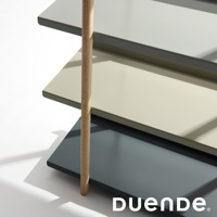 MARGE SHELF 3 三層置物收納架，木質圓柱支撐，三層面板分別為淺灰、米白和深灰，簡約現代設計。