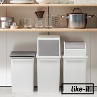 三款白色長版可疊式垃圾桶，其中兩款帶有灰色前開式頂蓋，分別為方形和圓弧形設計。