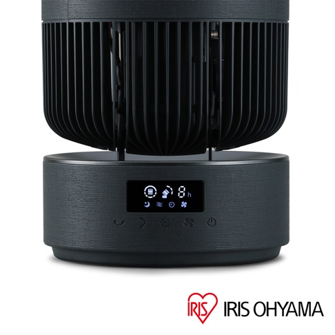 黑色IRIS OHYAMA 360度美型空氣循環扇特寫，底部圓柱狀基座正面設有數位顯示螢幕，顯示當前模式、設定時間與風量狀態，下方配置一排觸控感應按鍵，上方為格柵設計的循環扇本體。