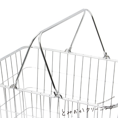 銀色不鏽鋼製成的大型收納籃，網狀結構，配有可提起的雙提把。