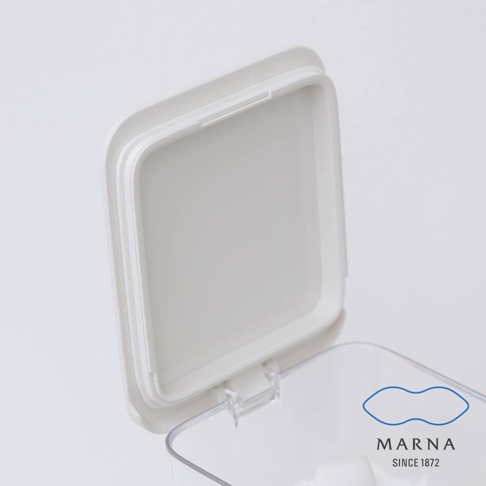 一個上方開啟的白色透明調味料盒，盒蓋內部邊緣設計有密封條，呈現出簡約俐落的居家收納風格，右下方印有藍色的 MARNA SINCE 1872 品牌標誌。