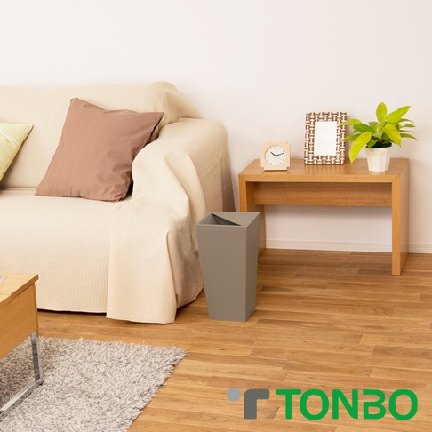 灰色方形半開垃圾桶，約9公升容量，置於木質地板上，旁邊有沙發、茶几、時鐘、相框及盆栽。