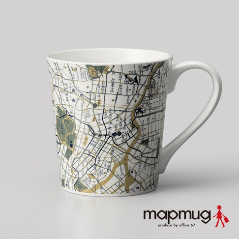 手繪風的mapmug馬克杯，杯身印有東京都心地圖（漢字版），以白色為底，搭配黑、金、綠色線條及區域標示，呈現古地圖的質感。