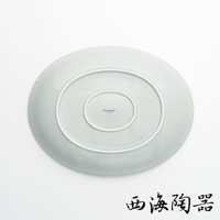 淺灰色波佐見燒陶瓷橢圓餐盤，底部刻有「Common JAPAN」字樣，盤底有同心圓紋路。