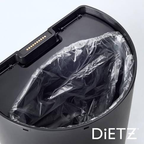 黑色30L自動感應靜音垃圾桶，頂蓋內側有金屬觸點，桶內裝有黑色垃圾袋。