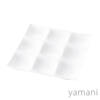 白色陶瓷九格小菜盤，設計簡潔，適合盛裝多樣小菜。