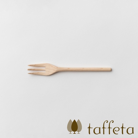 一個淺色楓木製成的點心叉，有三個叉齒，置於白色背景上。