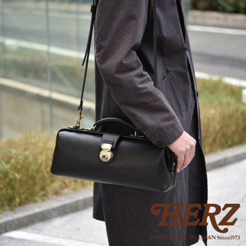 日本HERZ手工皮革橫長形杜勒斯單肩包，使用Latigo軟皮革製作，包款採用經典的醫生包設計，搭配金色鎖扣，由專業職人手工縫製，展現精湛工藝。